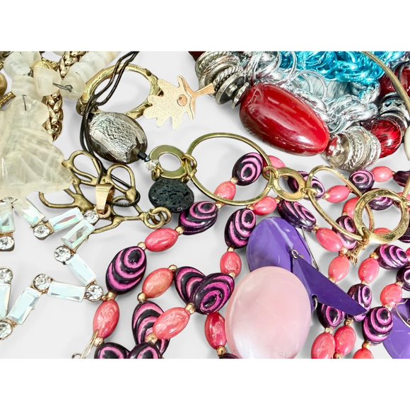 Huge Vintage Jewelry Lot 107 pcs Mixed Necklaces Bracelets Earrings Brooches - Picture 13 of 16